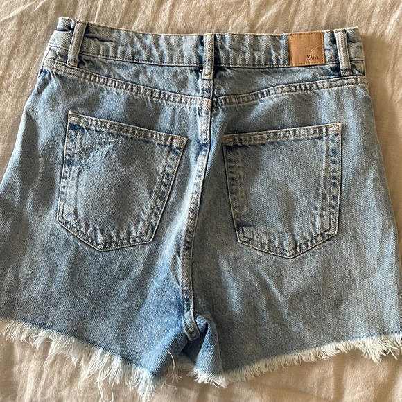 Zara high rise jean shorts (size 4) - Picture 4 of 4